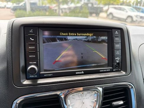 Used 2016 Chrysler Town & Country Touring w/ Driver Convenience Group FWD image 20