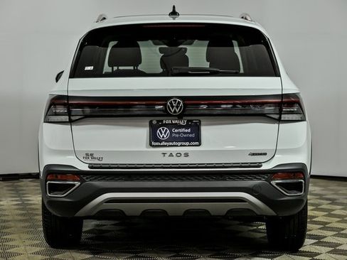 Certified 2025 Volkswagen Taos SE w/ Panoramic Sunroof Package image 6