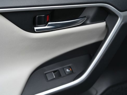 Used 2021 Toyota RAV4 Limited image 18