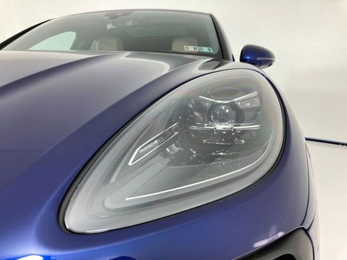Used 2025 Porsche Macan AWD/4WD image 35