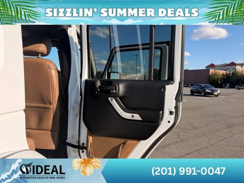 Used 2016 Jeep Wrangler Unlimited Sahara w/ Connectivity Group AWD/4WD image 18