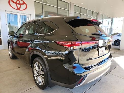 New 2026 Toyota Highlander Platinum image 8