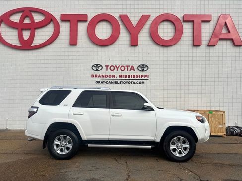 Used 2017 Toyota 4Runner SR5 Premium image 4