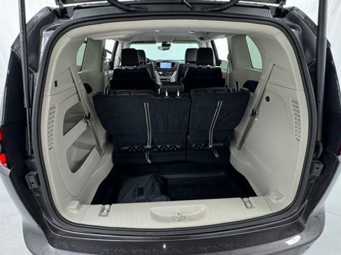 Used 2023 Chrysler Pacifica Touring-L AWD/4WD image 18