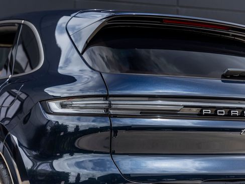 Certified 2025 Porsche Cayenne Turbo AWD/4WD image 13