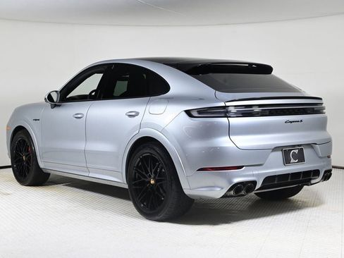 Certified 2025 Porsche Cayenne S image 3