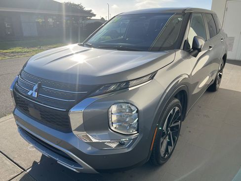 Used 2024 Mitsubishi Outlander SE image 2