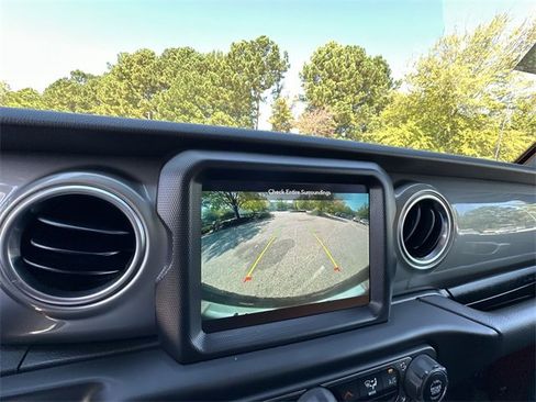 Used 2022 Jeep Wrangler Unlimited Sahara w/ Cold Weather Group image 17