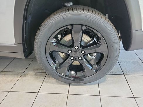 New 2025 Jeep Grand Cherokee L Limited w/ Black Appearance Package AWD/4WD image 33