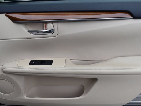 Used 2014 Lexus ES 300h w/ Luxury Package w/Bamboo Trim FWD image 24