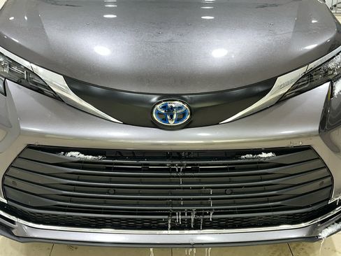 Used 2024 Toyota Sienna XLE w/ XLE Plus Package image 4