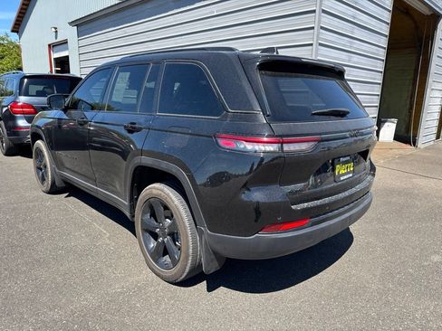 Used 2025 Jeep Grand Cherokee Altitude AWD/4WD image 3