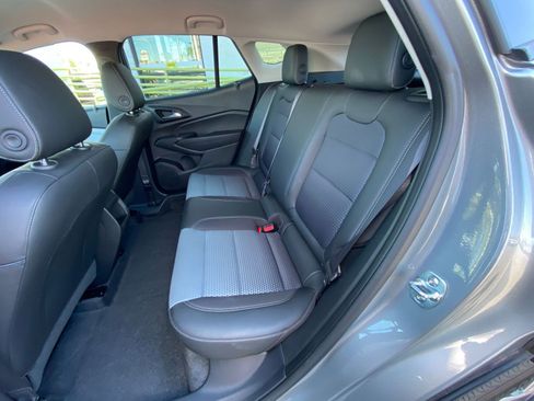 Used 2025 Chevrolet Trax LT image 36