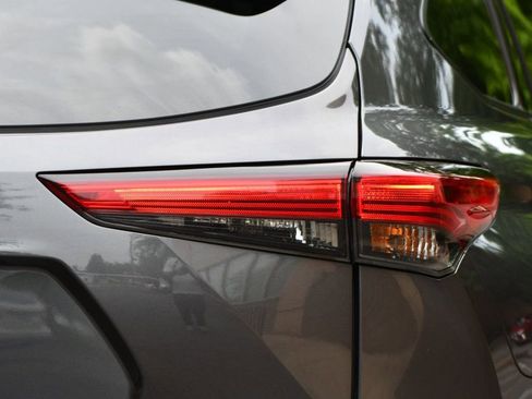 Used 2021 Toyota Highlander XSE image 12