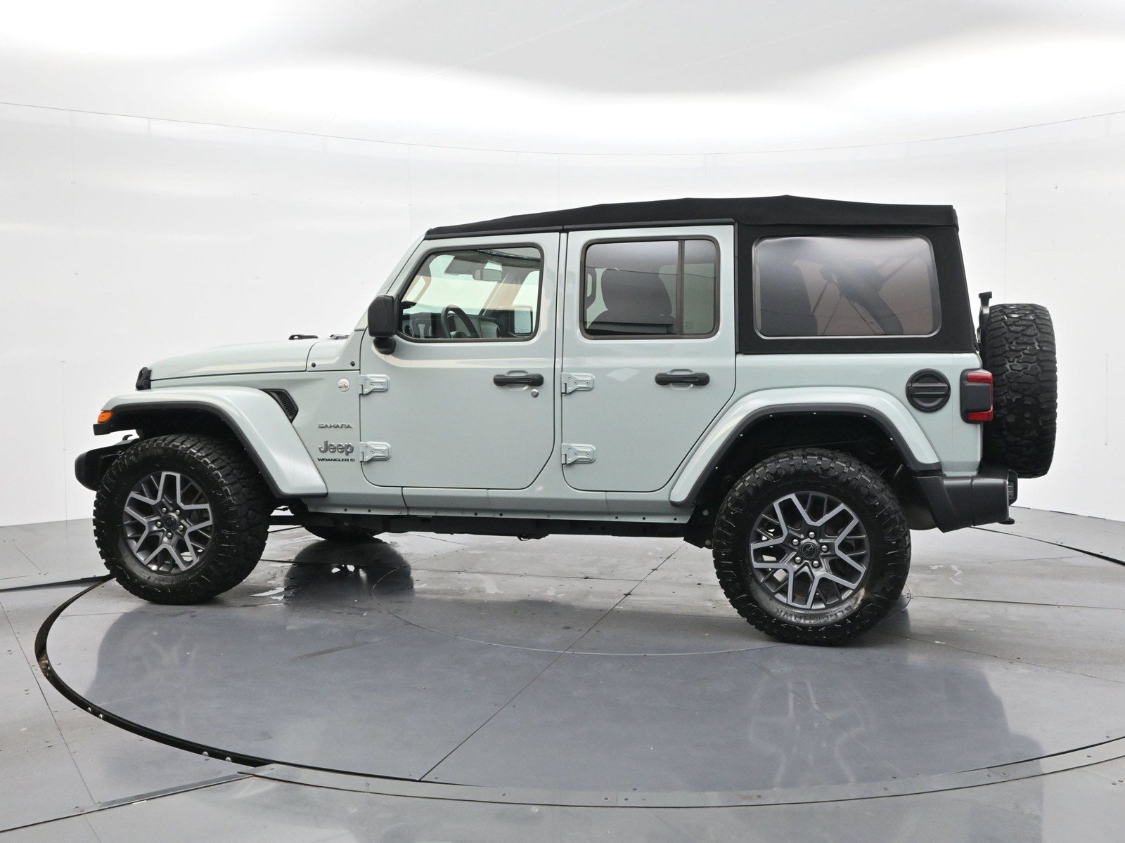 Used 2024 Jeep Wrangler Unlimited Sahara w/ Safety Group AWD/4WD image 8