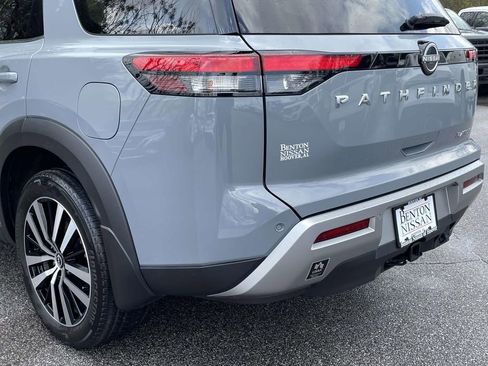 Used 2024 Nissan Pathfinder Platinum image 12