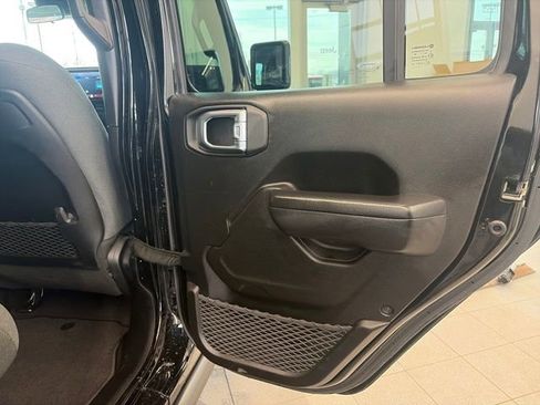 Used 2024 Jeep Wrangler Unlimited Rubicon image 34