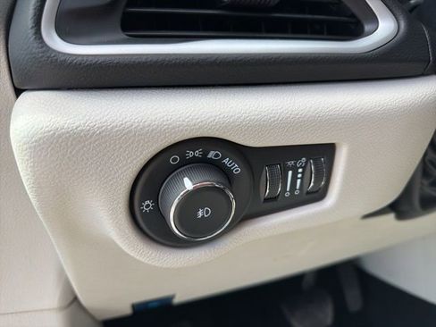 Used 2024 Chrysler Pacifica Touring-L image 27