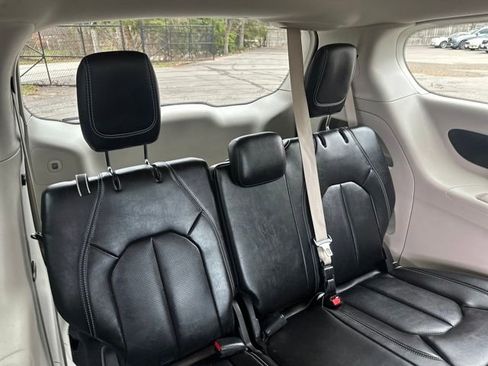 Used 2024 Chrysler Pacifica Touring-L image 19