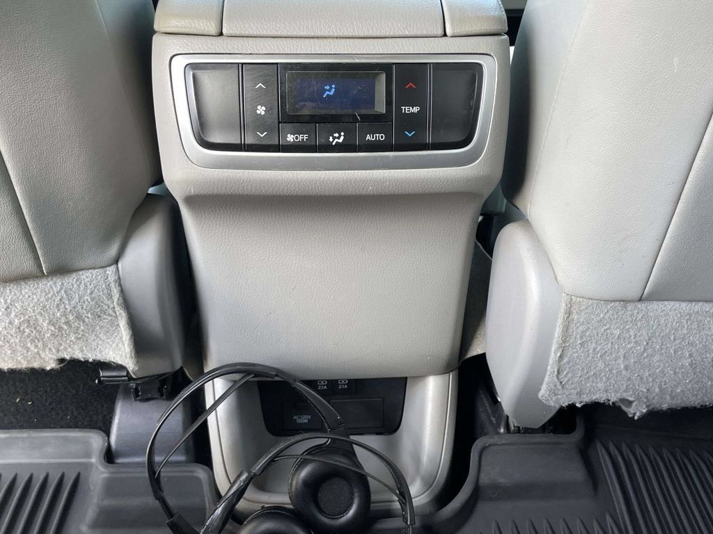 Used 2017 Toyota Highlander XLE AWD/4WD image 19