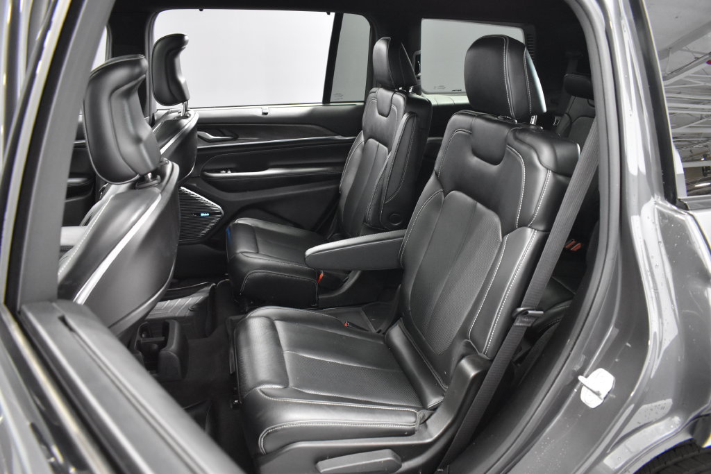 Used 2021 Jeep Grand Cherokee L Overland w/ Luxury Tech Group IV AWD/4WD image 37