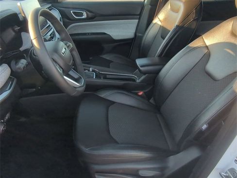 Certified 2024 Jeep Compass Latitude image 11