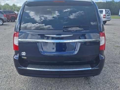 Used 2016 Chrysler Town & Country Touring FWD image 4