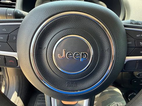 Used 2023 Jeep Renegade Latitude AWD/4WD image 27