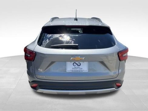Used 2025 Chevrolet Trax LT FWD image 4