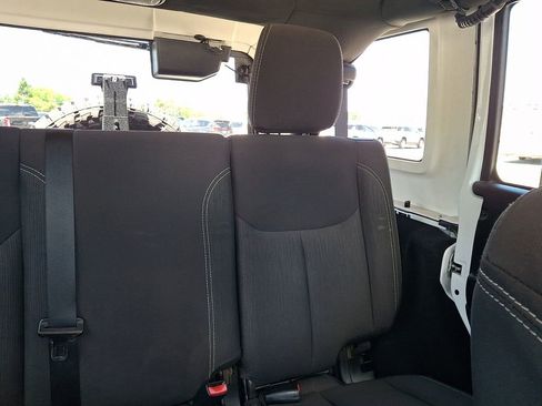 Used 2018 Jeep Wrangler Unlimited Sahara w/ Connectivity Group AWD/4WD image 21