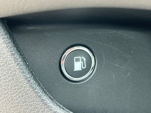 Used 2023 Chrysler Pacifica Touring-L FWD image 17