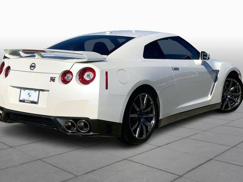 Used 2015 Nissan GT-R Premium image 11