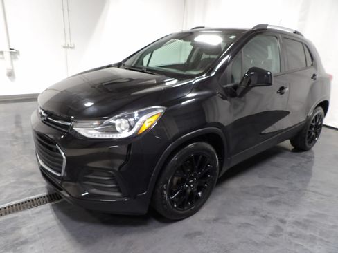 Used 2021 Chevrolet Trax LT w/ Midnight Edition FWD image 2