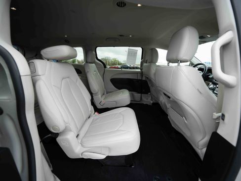 Used 2021 Chrysler Pacifica Touring-L FWD image 25