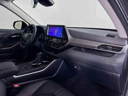 Used 2023 Toyota Highlander XLE FWD image 30