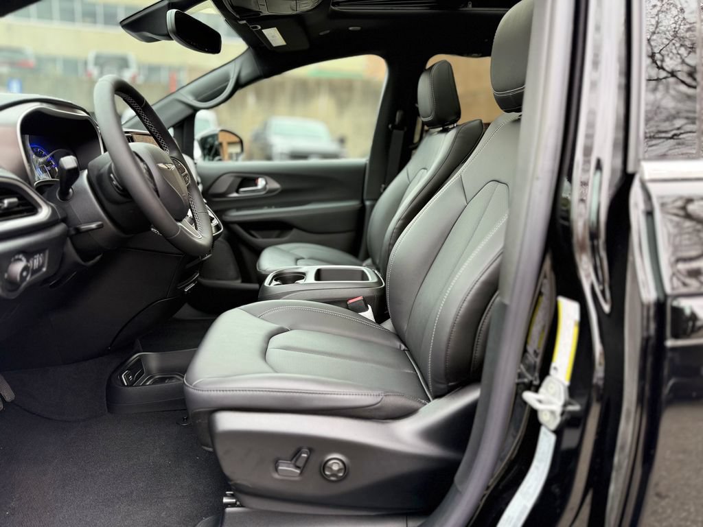 New 2026 Chrysler Pacifica Select AWD/4WD image 11