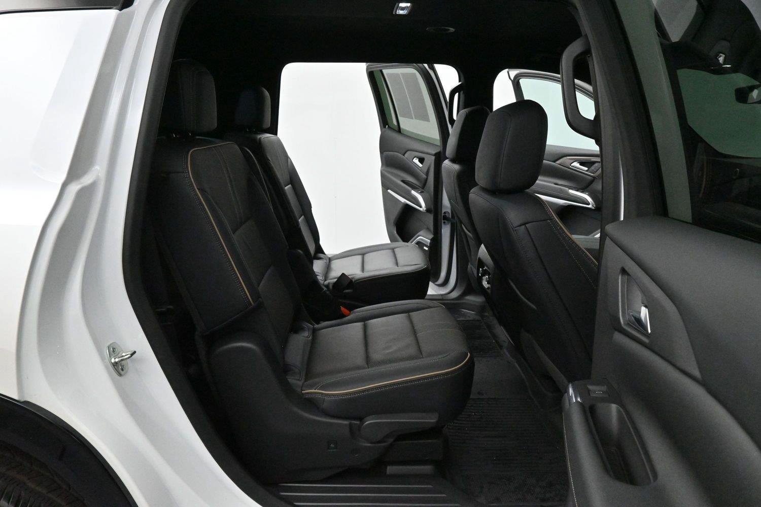 Used 2025 Chevrolet Traverse High Country FWD image 34