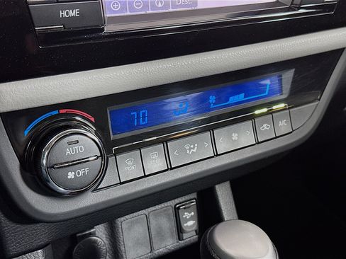 Used 2015 Toyota Corolla LE image 24