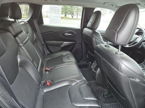 Used 2019 Jeep Cherokee Latitude Plus w/ Cold Weather Group AWD/4WD image 16