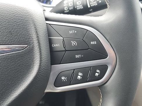 Used 2024 Chrysler Pacifica Touring-L FWD image 23