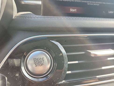 Used 2023 Genesis G70 2.0T image 32