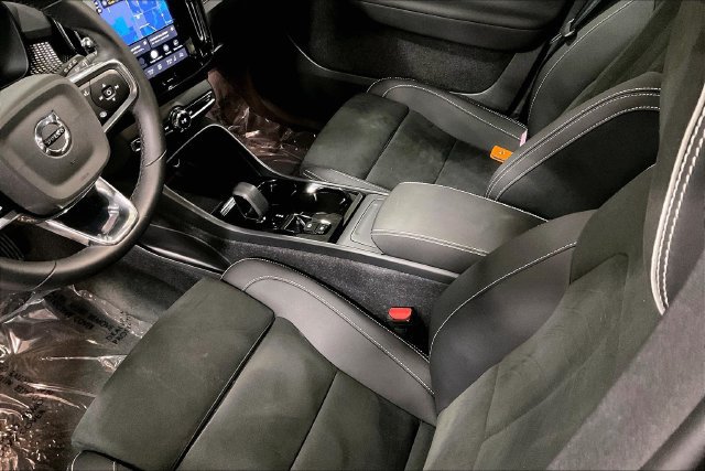 Certified 2023 Volvo XC40 B5 Plus w/ Climate Package AWD/4WD image 18