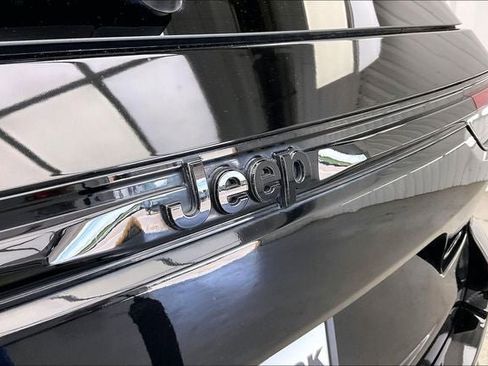 Used 2023 Jeep Grand Cherokee Altitude AWD/4WD image 32