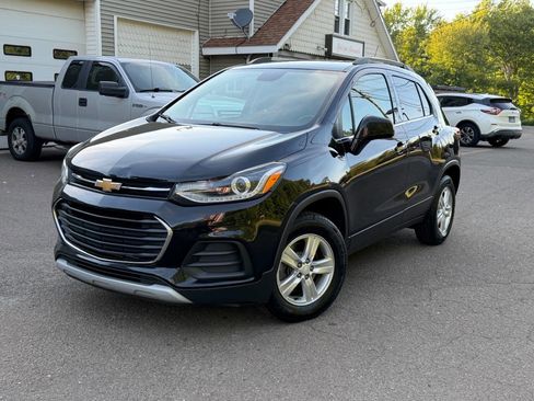 Used 2019 Chevrolet Trax LT w/ LT Convenience Package AWD/4WD image 2