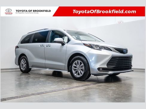 Certified 2025 Toyota Sienna XLE FWD image 1