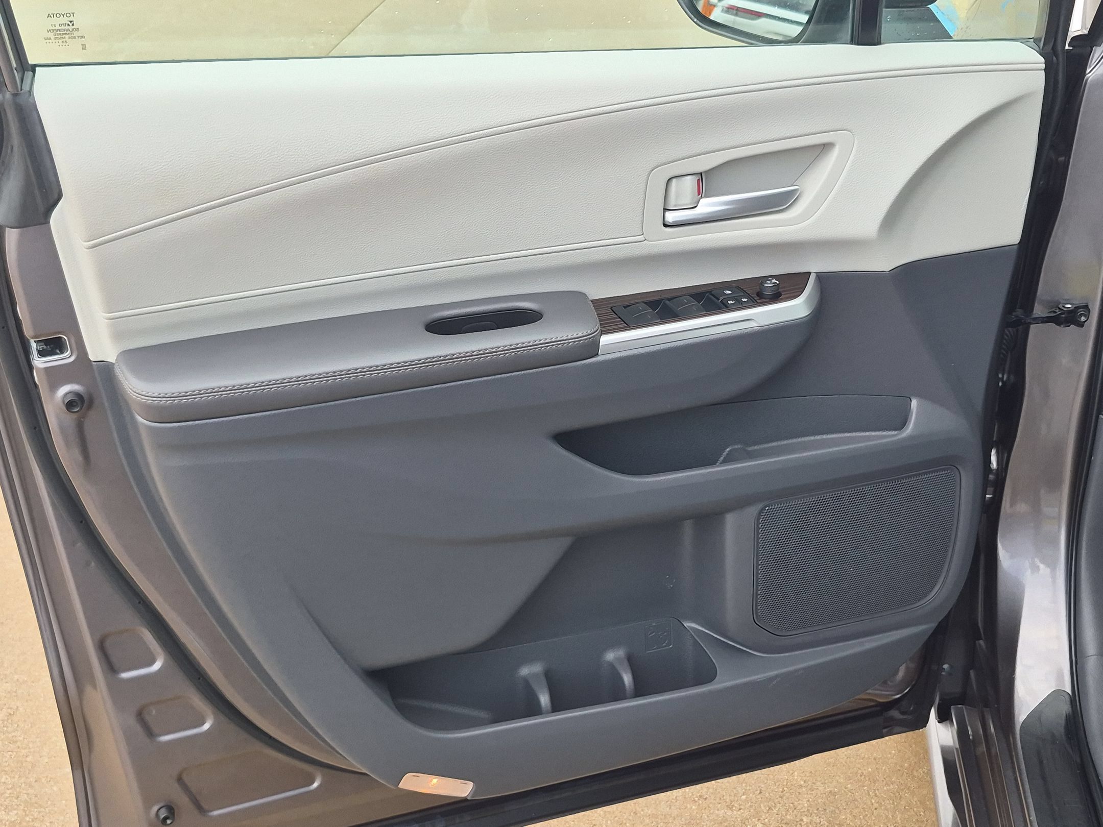 Used 2023 Toyota Sienna XLE AWD/4WD image 12