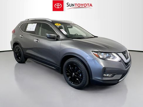 Used 2018 Nissan Rogue SV image 1