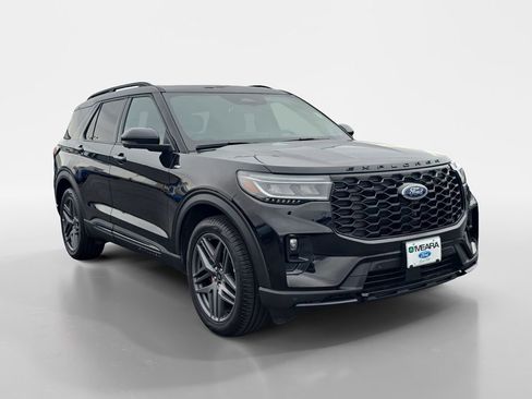 Used 2025 Ford Explorer ST-Line w/ Premium Package image 9