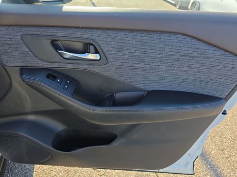 Used 2023 Nissan Rogue SV image 11