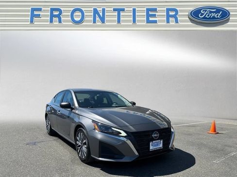 Used 2025 Nissan Altima 2.5 SV FWD image 8